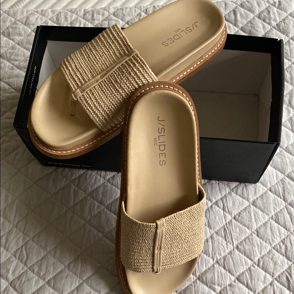 J/SLIDES Like New! . Sand Stretch Raffia Sandal